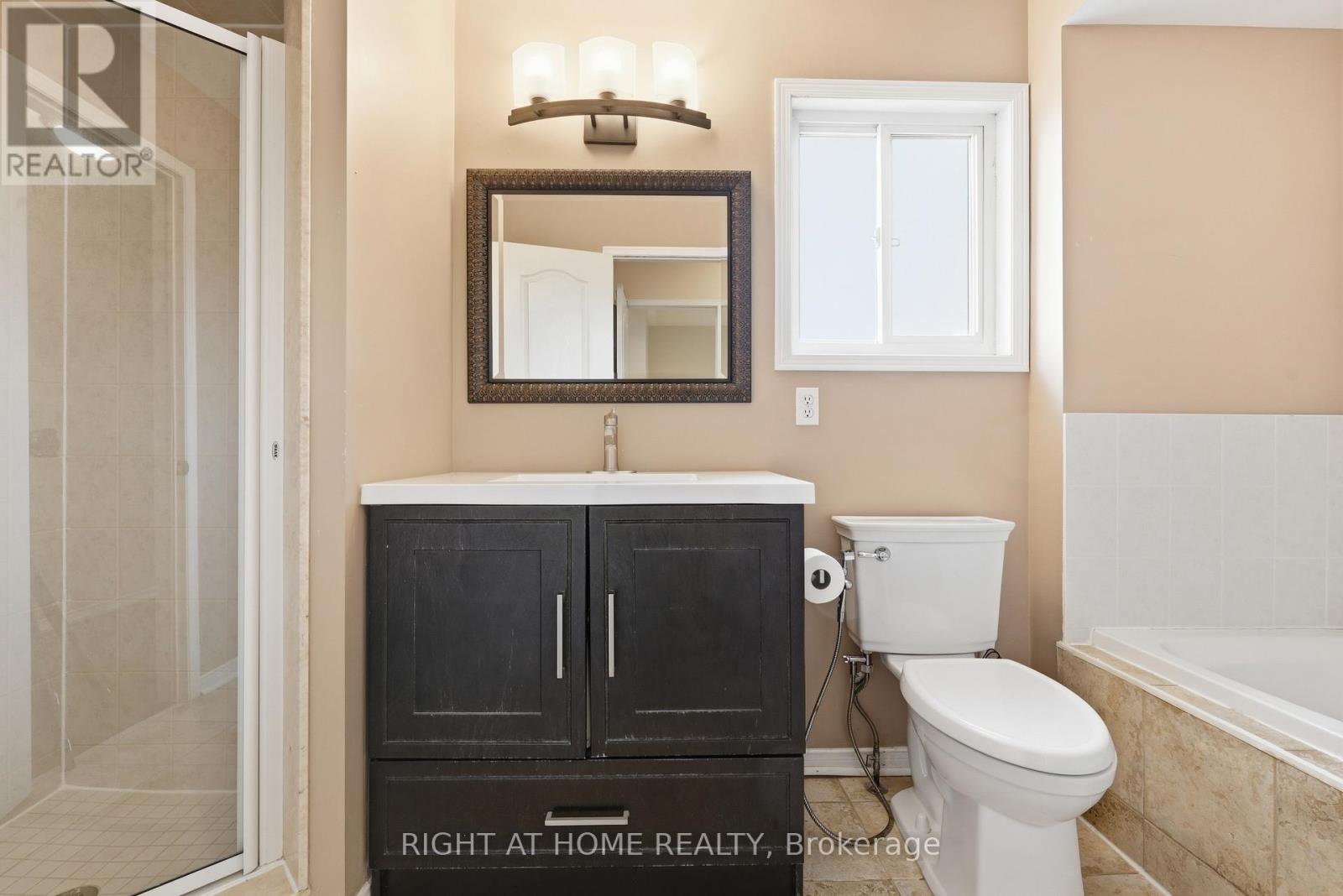 833 Escobar Crescent, Mississauga, Ontario  L5V 2S6 - Photo 17 - W12989474