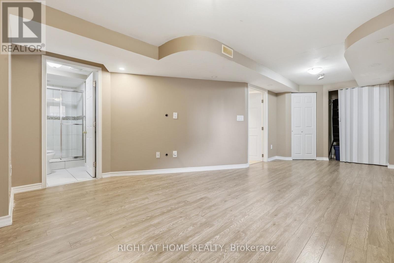 833 Escobar Crescent, Mississauga, Ontario  L5V 2S6 - Photo 22 - W12989474