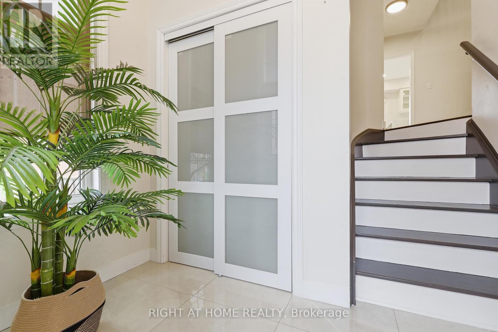 833 Escobar Crescent, Mississauga, Ontario  L5V 2S6 - Photo 3 - W12989474