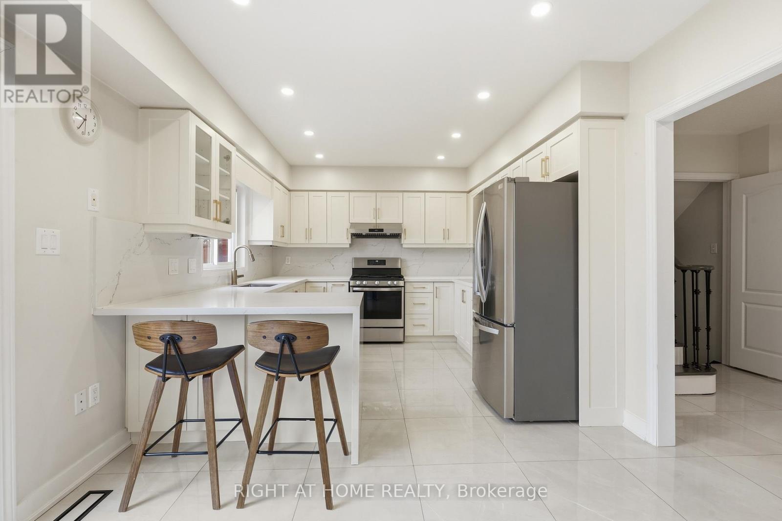 833 Escobar Crescent, Mississauga, Ontario  L5V 2S6 - Photo 7 - W12989474