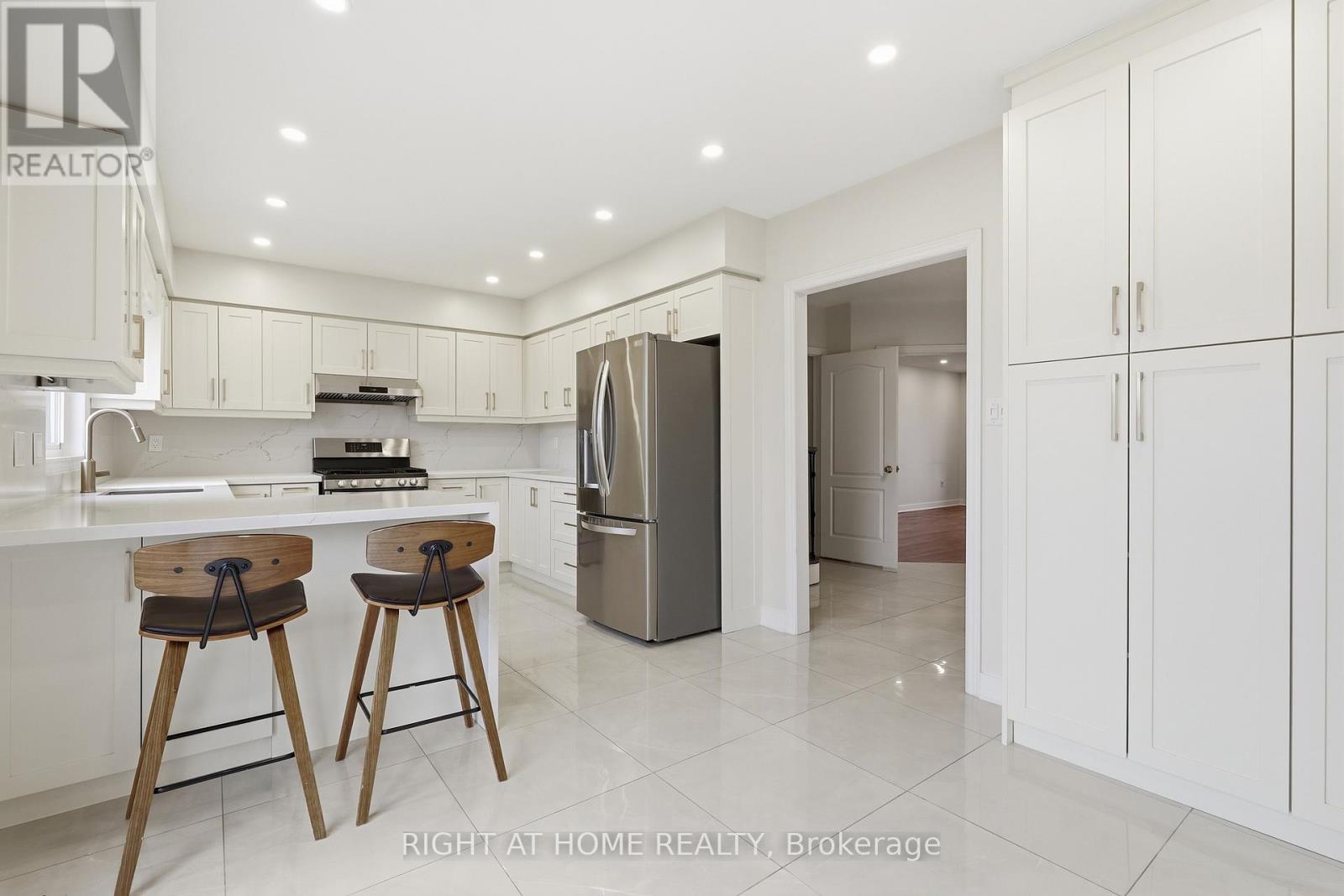 833 Escobar Crescent, Mississauga, Ontario  L5V 2S6 - Photo 8 - W12989474