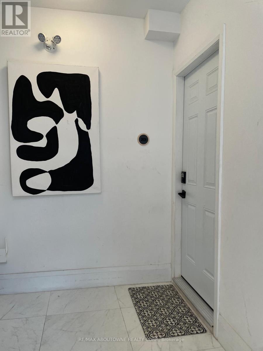 66 Wellington Street S, Hamilton, Ontario  L8N 2R1 - Photo 3 - X12989434