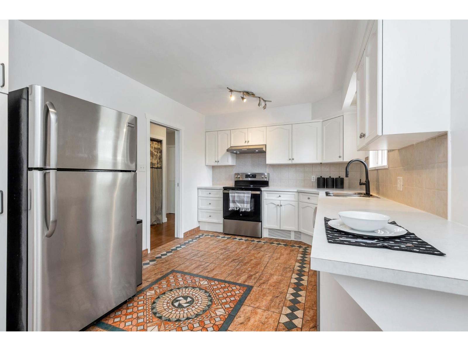 7958 Taulbut Street, Mission, British Columbia  V2V 3W7 - Photo 10 - R3108577