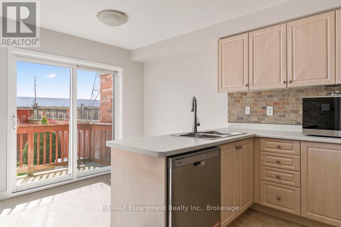 4832 Capri Crescent, Burlington, Ontario  L7M 0H9 - Photo 13 - W12989610