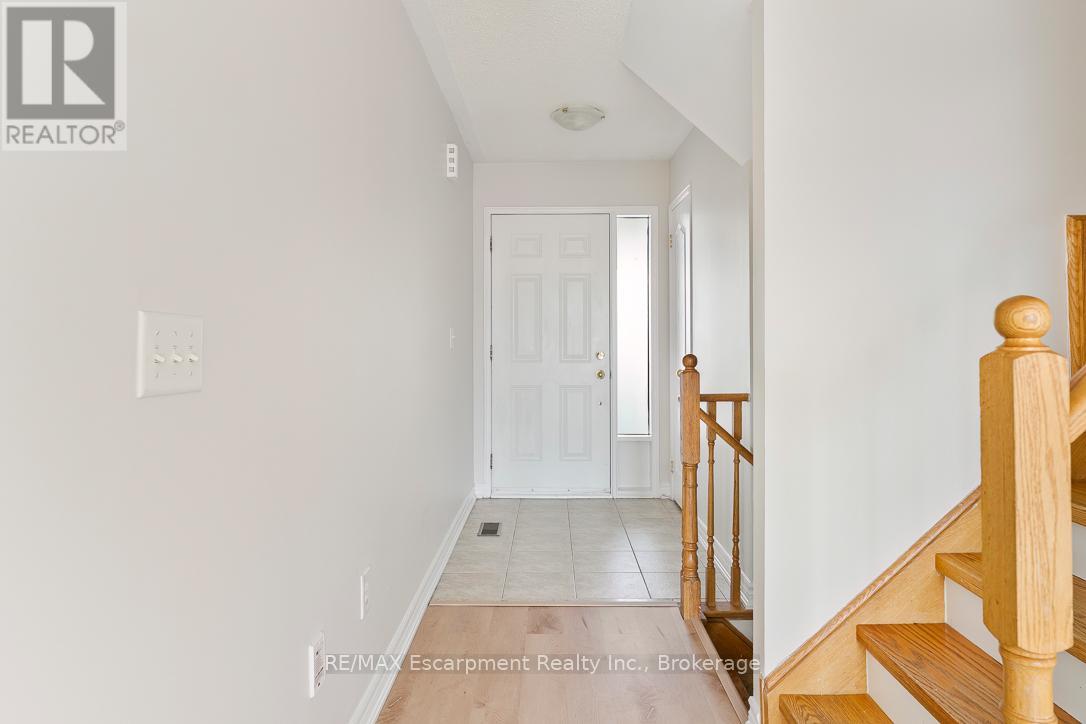 4832 Capri Crescent, Burlington, Ontario  L7M 0H9 - Photo 5 - W12989610