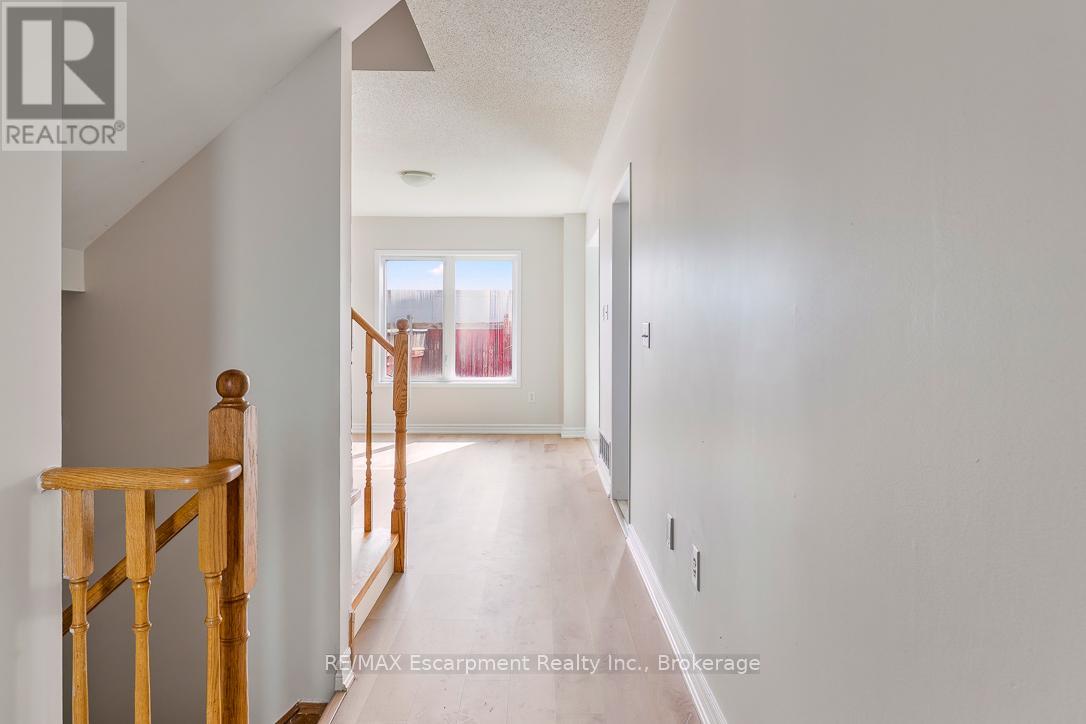 4832 Capri Crescent, Burlington, Ontario  L7M 0H9 - Photo 6 - W12989610