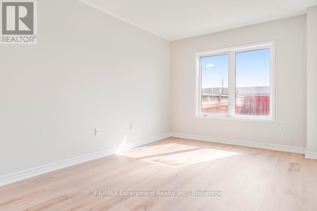 4832 Capri Crescent, Burlington, Ontario  L7M 0H9 - Photo 7 - W12989610