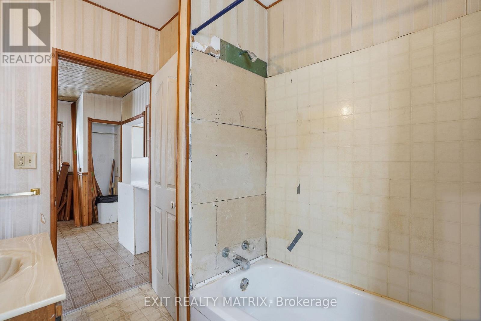 21888 Laggan-Glenelg Road, North Glengarry, Ontario K0B 1E0 - Photo 16 - X12885830