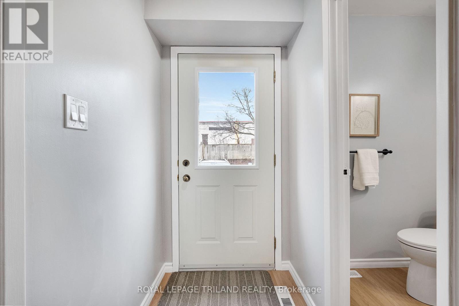 105 - 35 Waterman Avenue, London South, Ontario N6C 5T1 - Photo 2 - X12989804