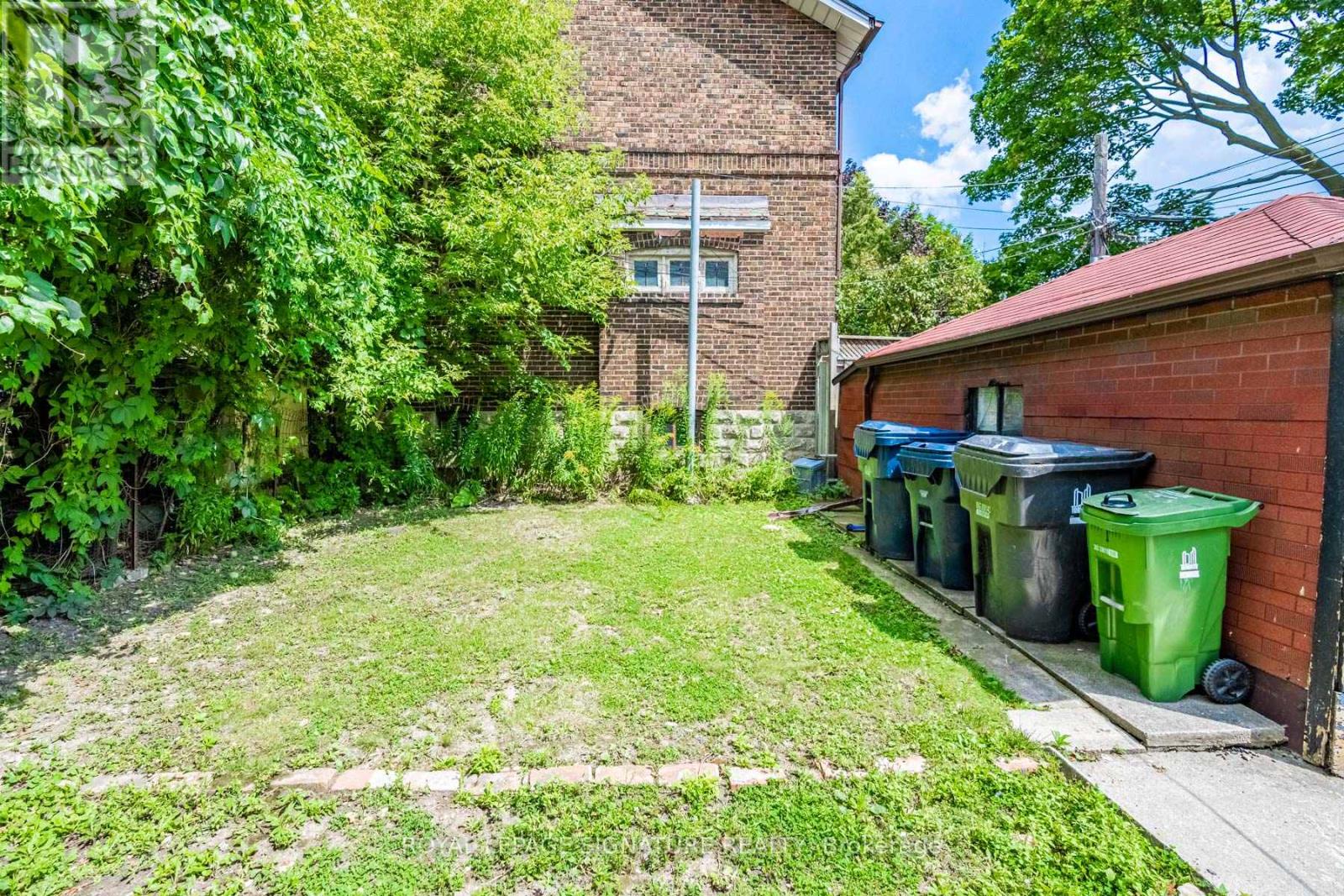 Upper - 229 Winona Drive, Toronto, Ontario  M6C 3S4 - Photo 19 - C12989692