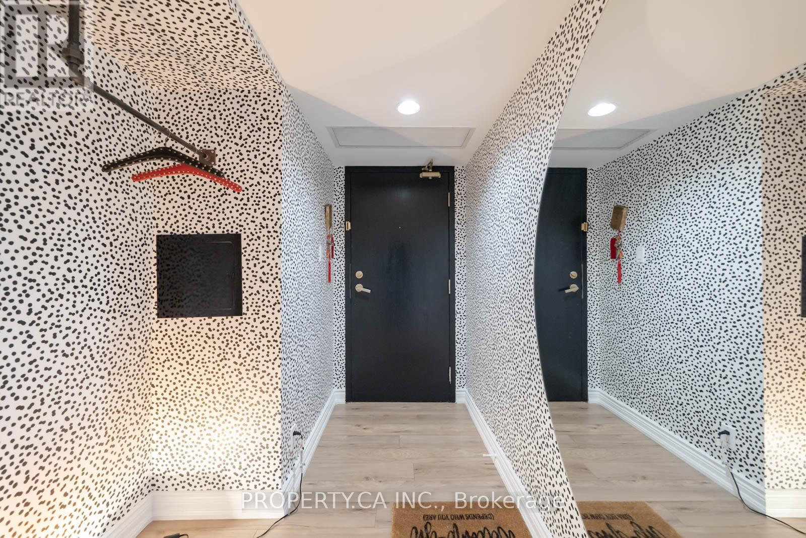 202 - 97 Lawton Boulevard, Toronto, Ontario  M4V 1Z6 - Photo 2 - C12989768