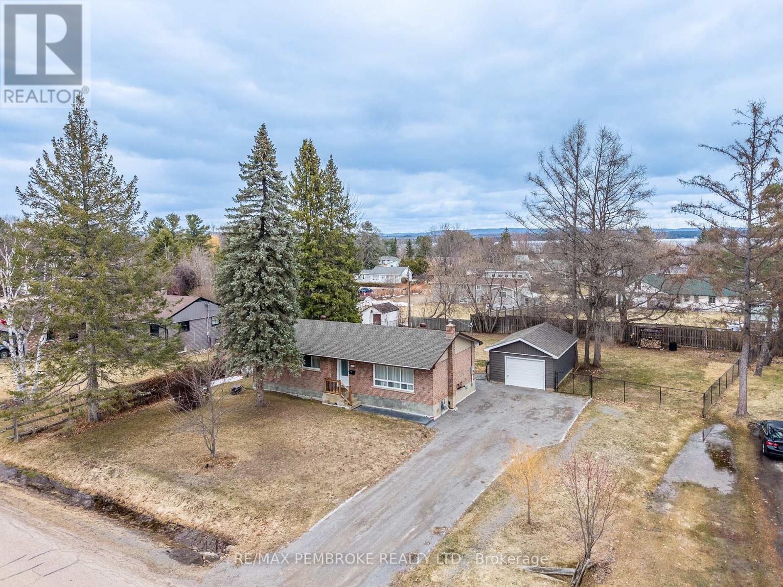 790 Lakeview Drive, Petawawa, Ontario K8A 7E9 - Photo 2 - X12989670