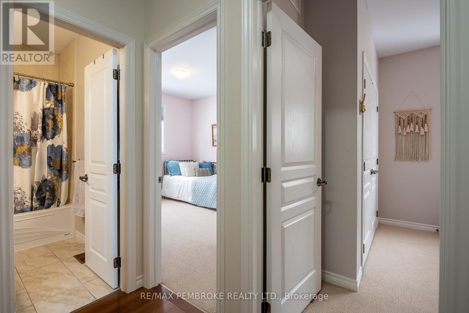 545 Gardner Crescent, Petawawa, Ontario  K8H 0C4 - Photo 12 - X12989680