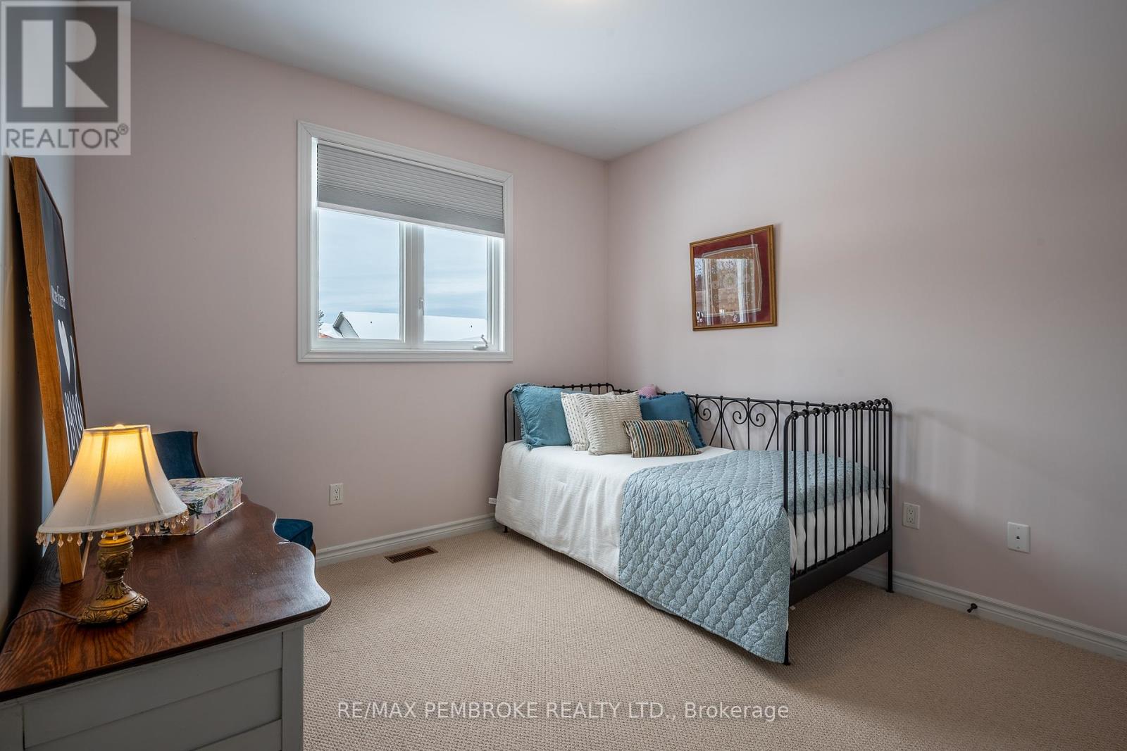 545 Gardner Crescent, Petawawa, Ontario  K8H 0C4 - Photo 9 - X12989680