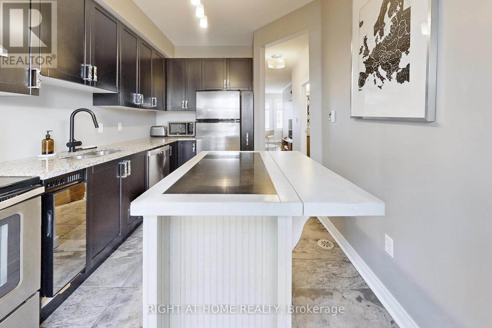 33 Brockville Street, Toronto, Ontario  M4E 0A7 - Photo 14 - E12989806