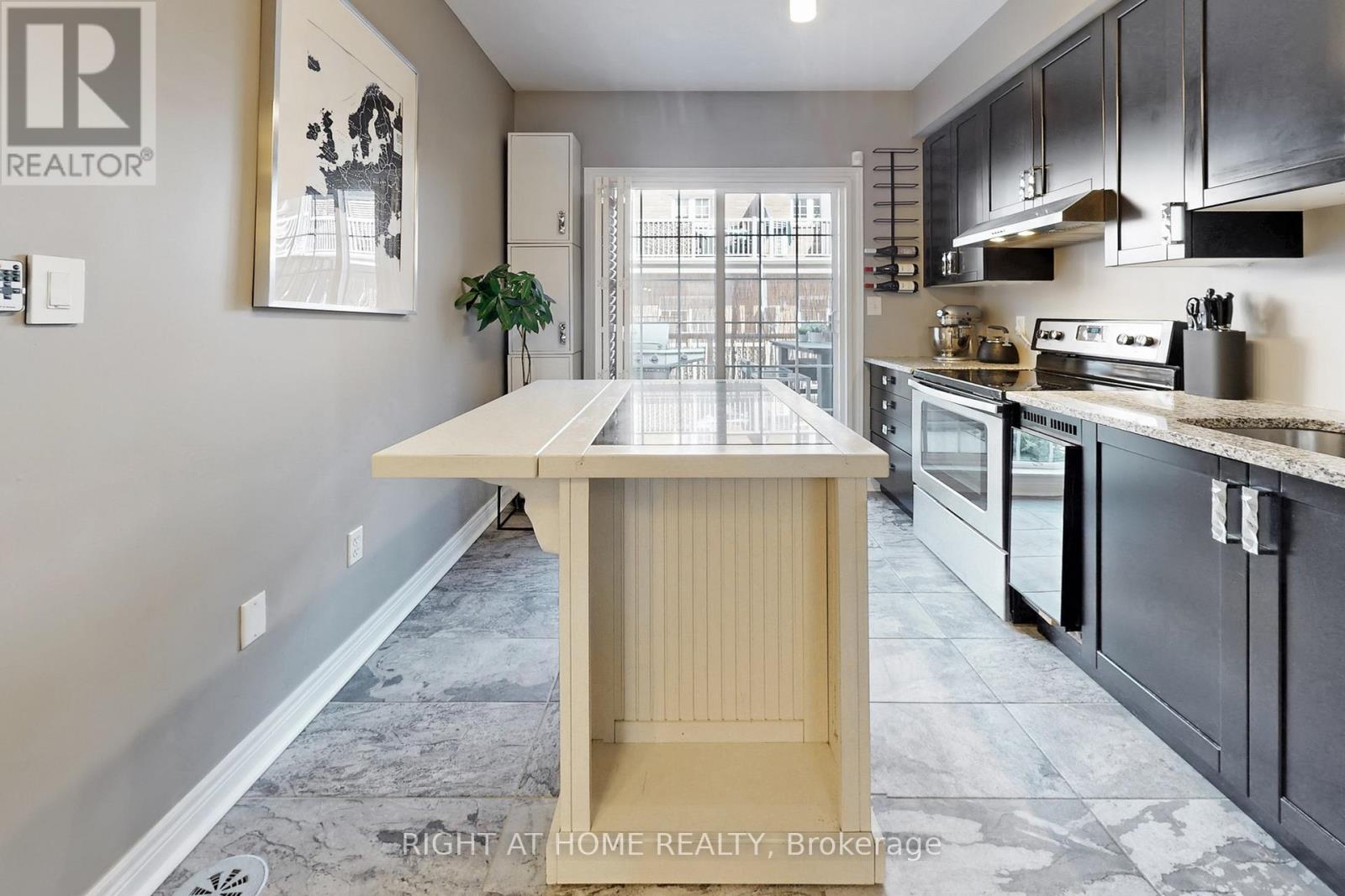 33 Brockville Street, Toronto, Ontario  M4E 0A7 - Photo 15 - E12989806