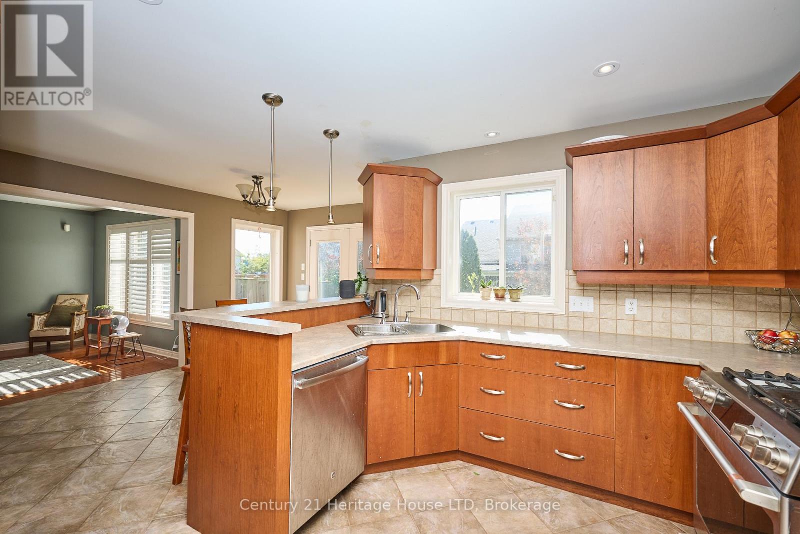 4 Arlene Street, St. Catharines, Ontario  L2S 4C9 - Photo 11 - X12989538