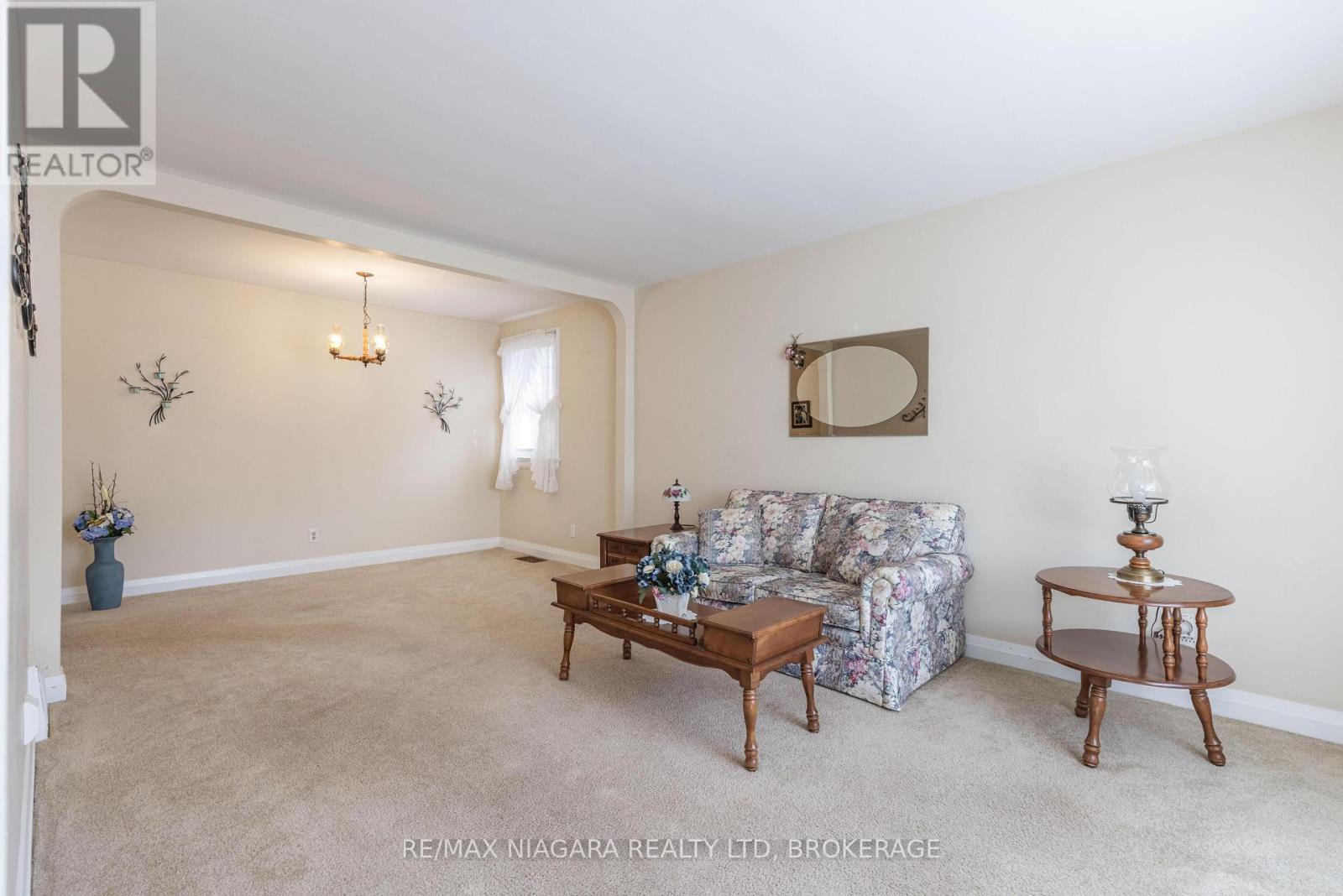 6469 Barker Street, Niagara Falls, Ontario  L2G 1Y6 - Photo 3 - X12989706