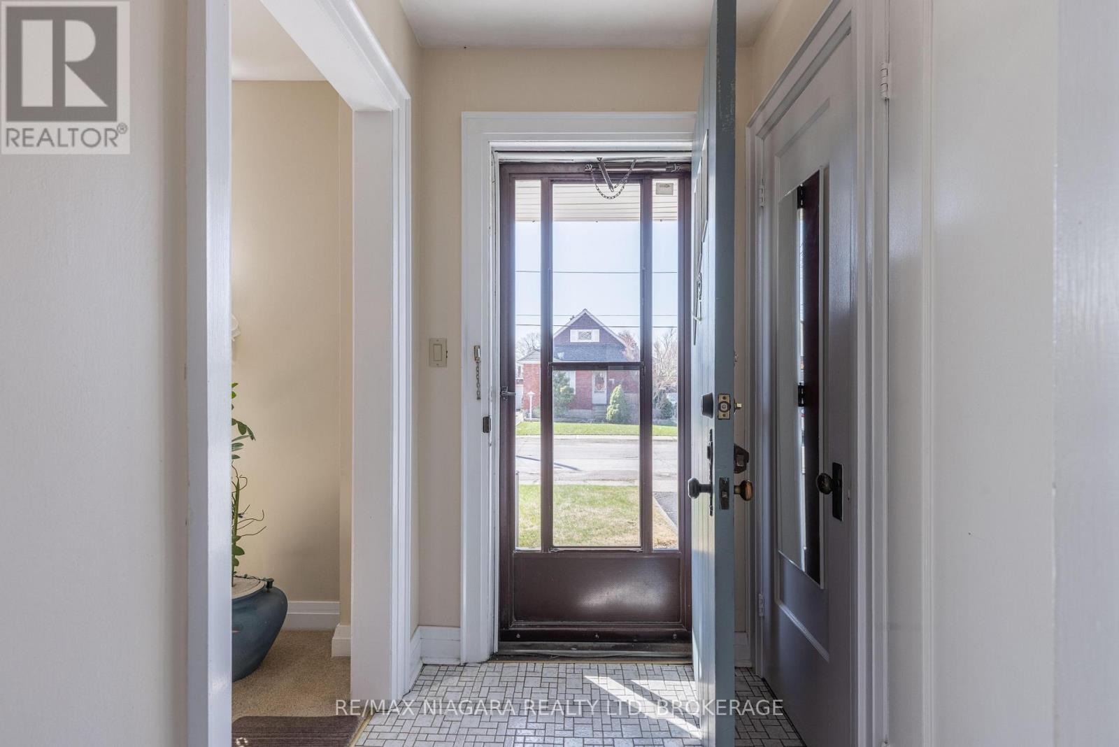 6469 Barker Street, Niagara Falls, Ontario  L2G 1Y6 - Photo 6 - X12989706