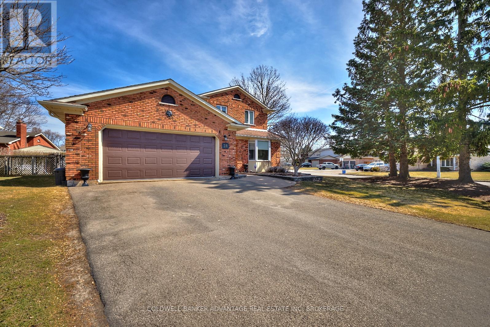 28 Dixon Crescent, Welland, Ontario  L3C 6P4 - Photo 2 - X12989722