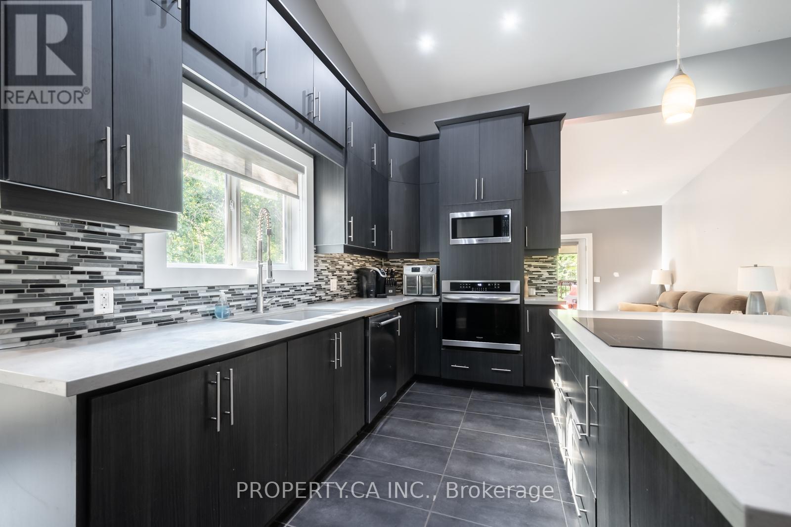 176 Pleasant Boulevard, Georgina, Ontario  L4P 2S4 - Photo 13 - N12989588