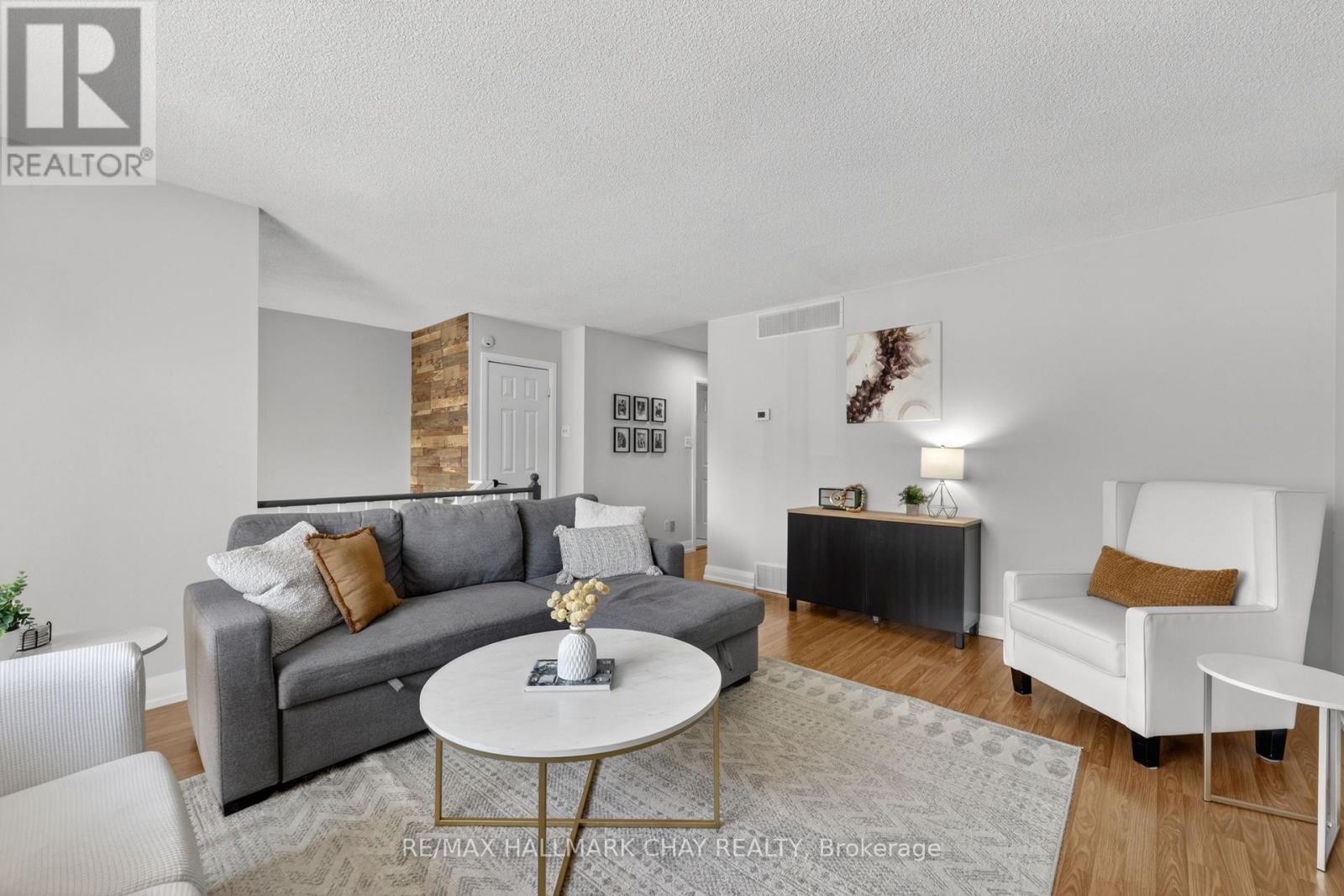 58 Biscayne Boulevard, Georgina, Ontario  L4P 3M8 - Photo 6 - N12989738