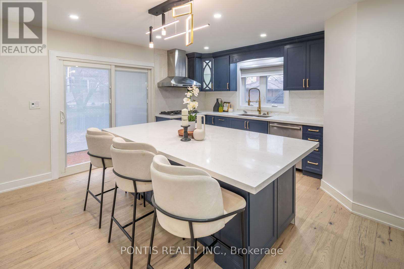 38 Kempenfelt Drive, Barrie (City Centre), Ontario  L4M 1B9 - Photo 12 - S12989698