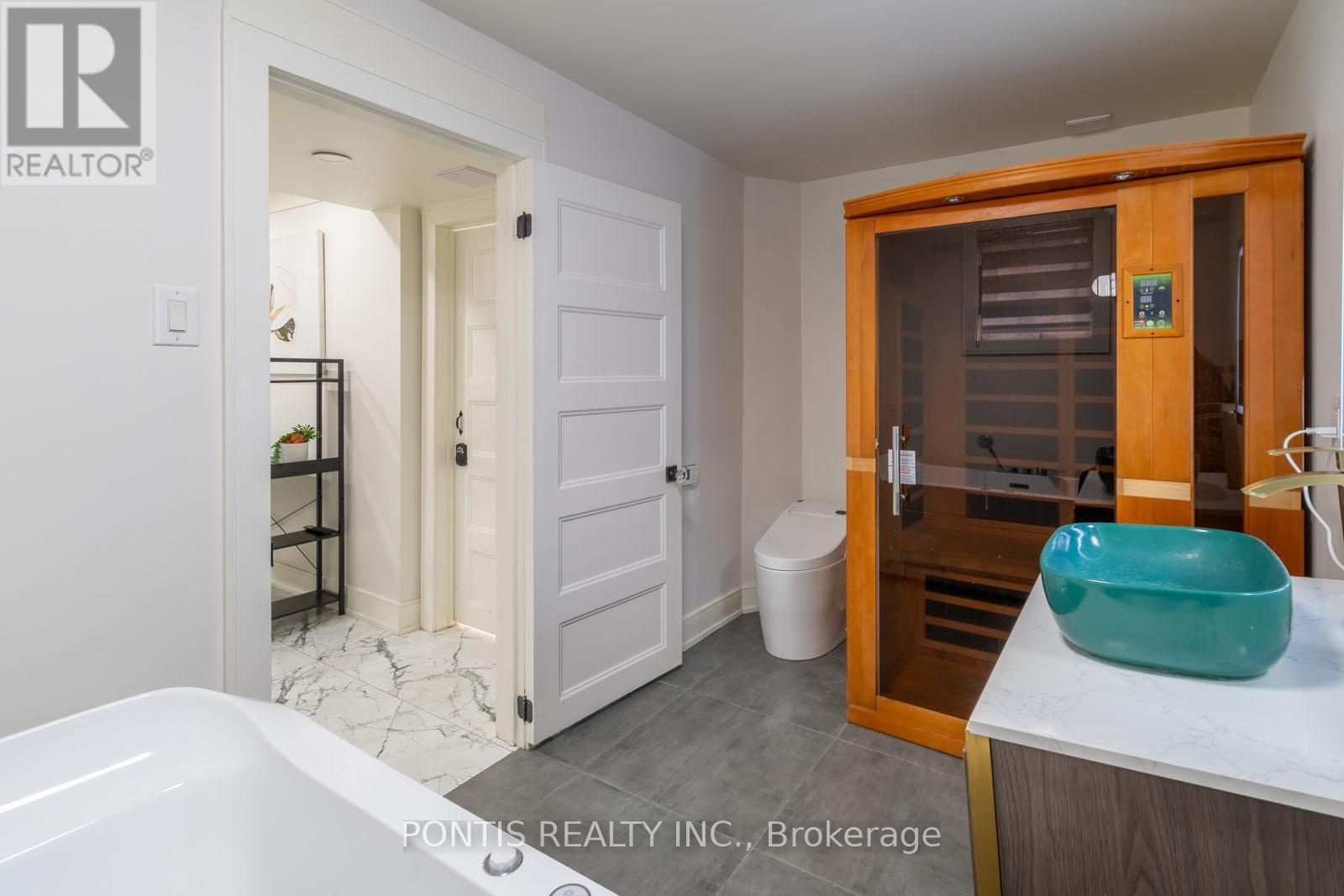 38 Kempenfelt Drive, Barrie (City Centre), Ontario  L4M 1B9 - Photo 32 - S12989698