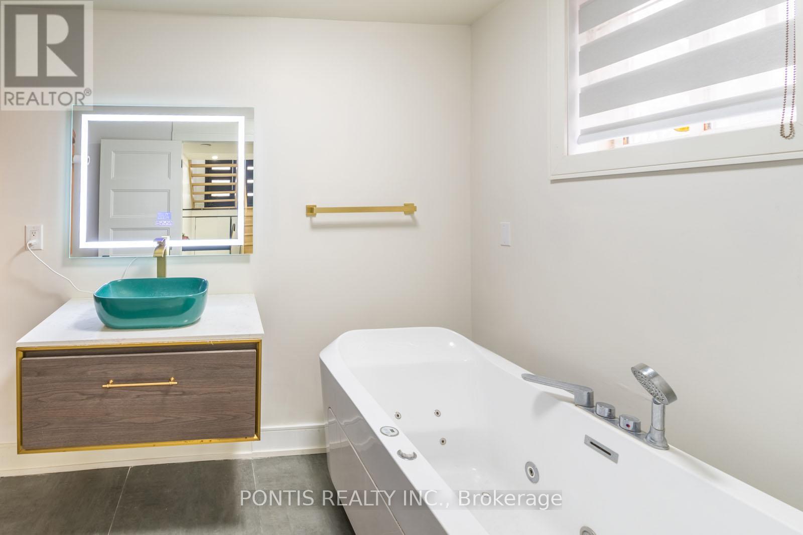 38 Kempenfelt Drive, Barrie (City Centre), Ontario  L4M 1B9 - Photo 33 - S12989698