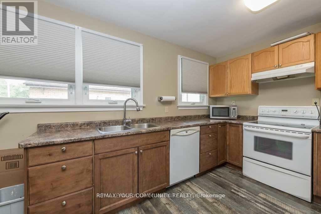 11 Oak Street, Barrie (Grove East), Ontario  L4M 3V1 - Photo 3 - S12989848