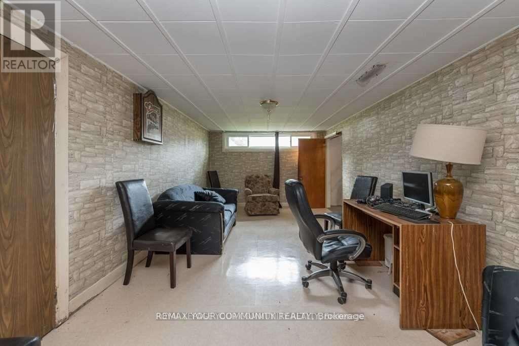 11 Oak Street, Barrie (Grove East), Ontario  L4M 3V1 - Photo 5 - S12989848