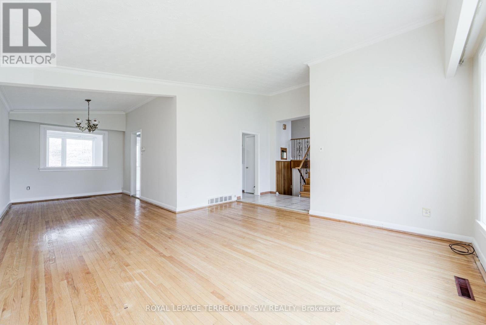 35 Euphrasia Drive, Toronto, Ontario  M6B 3V8 - Photo 19 - W12986952