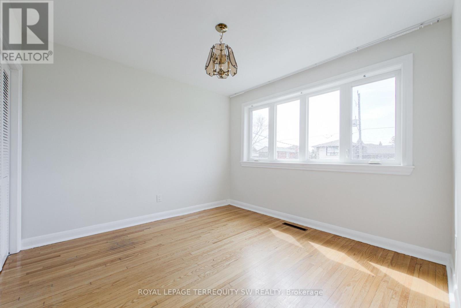 35 Euphrasia Drive, Toronto, Ontario  M6B 3V8 - Photo 25 - W12986952