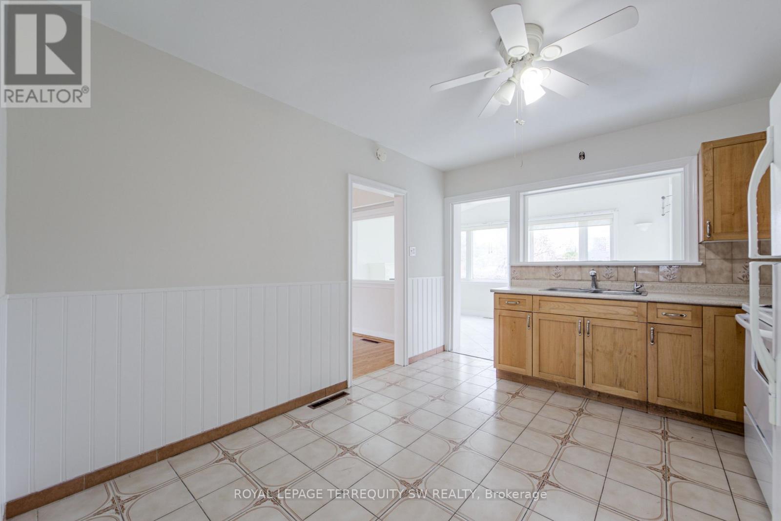 35 Euphrasia Drive, Toronto, Ontario  M6B 3V8 - Photo 16 - W12986952