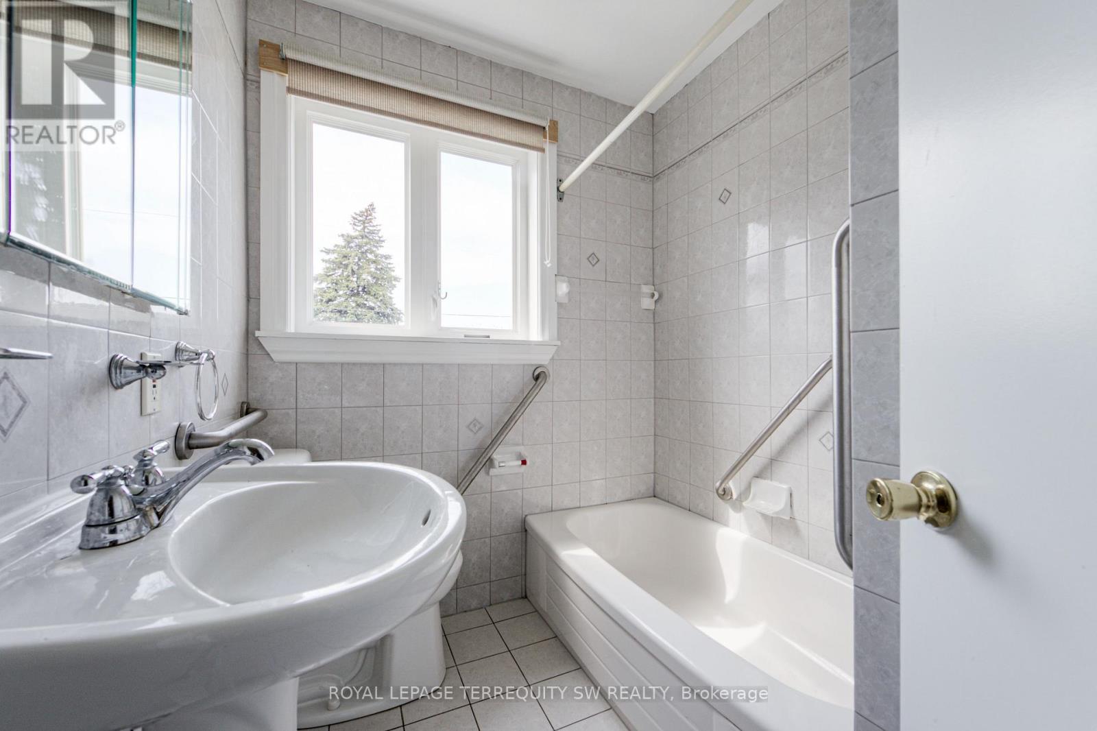 35 Euphrasia Drive, Toronto, Ontario  M6B 3V8 - Photo 24 - W12986952