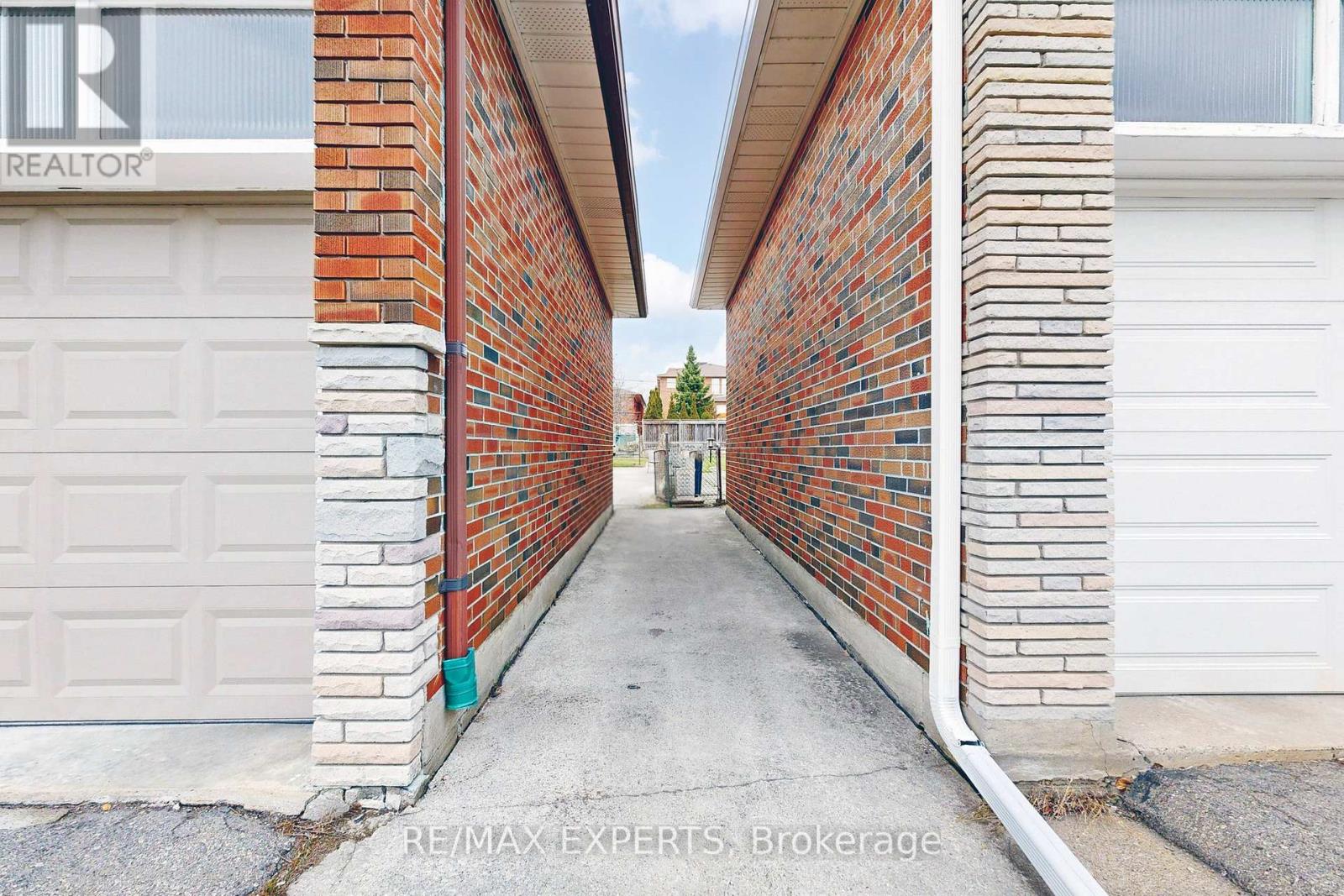 862 Glencairn Avenue, Toronto, Ontario  M6B 2A5 - Photo 13 - W12989568