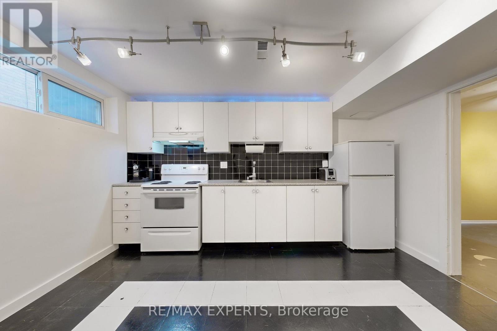 862 Glencairn Avenue, Toronto, Ontario  M6B 2A5 - Photo 9 - W12989568