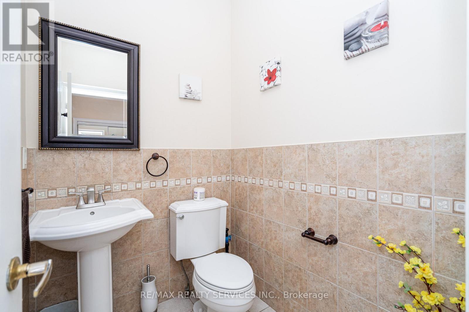 52 Mount Royal Circle, Brampton, Ontario  L6P 2K4 - Photo 12 - W12989810