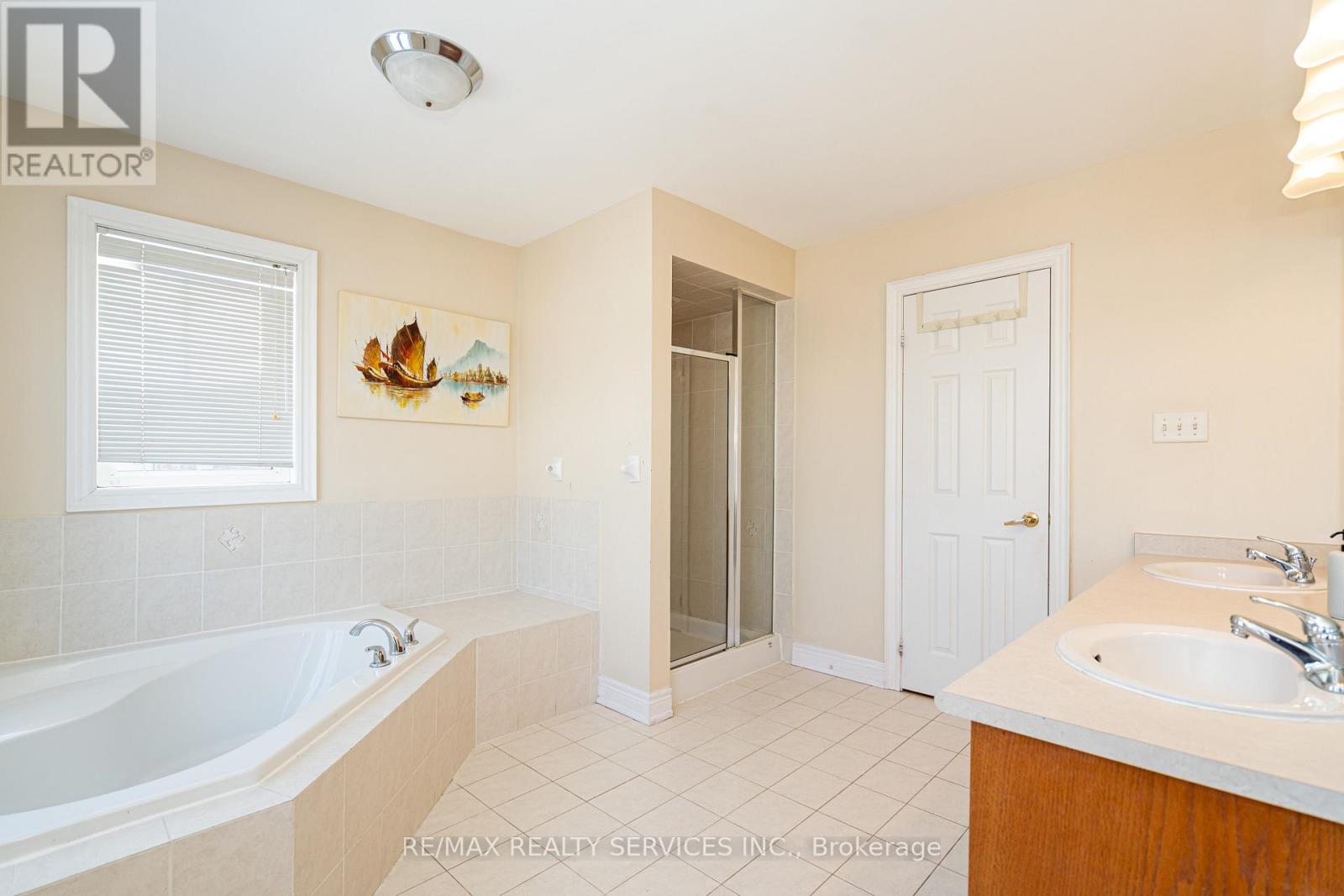 52 Mount Royal Circle, Brampton, Ontario  L6P 2K4 - Photo 17 - W12989810