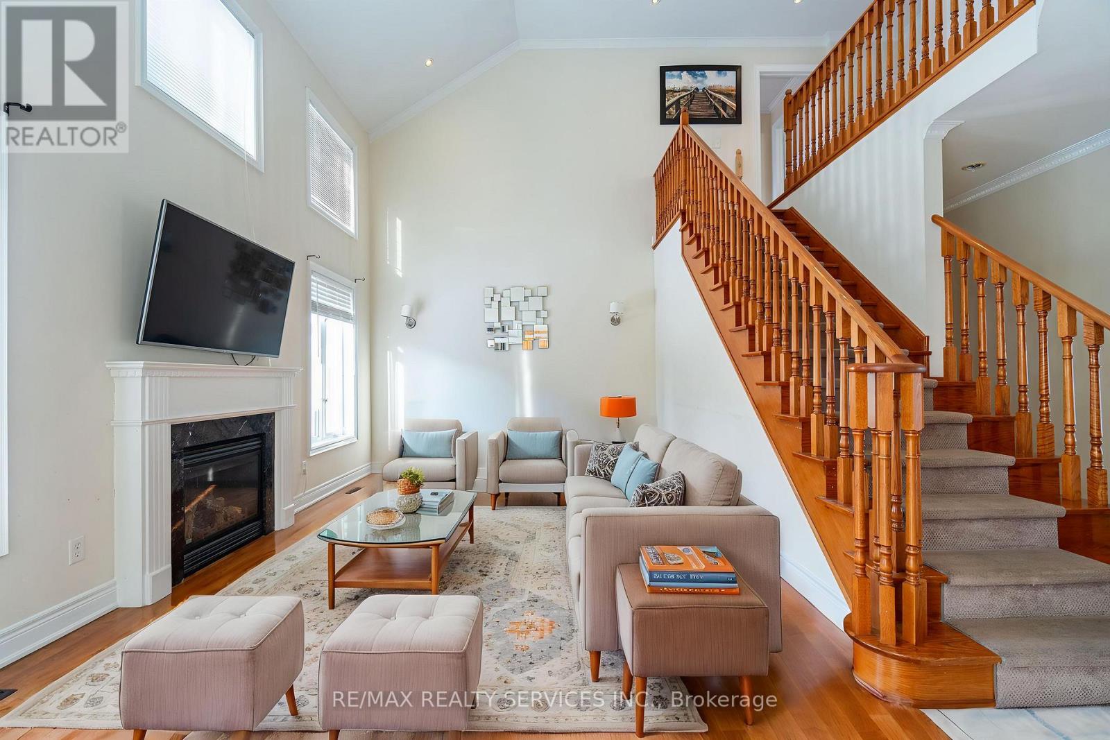 52 Mount Royal Circle, Brampton, Ontario  L6P 2K4 - Photo 2 - W12989810