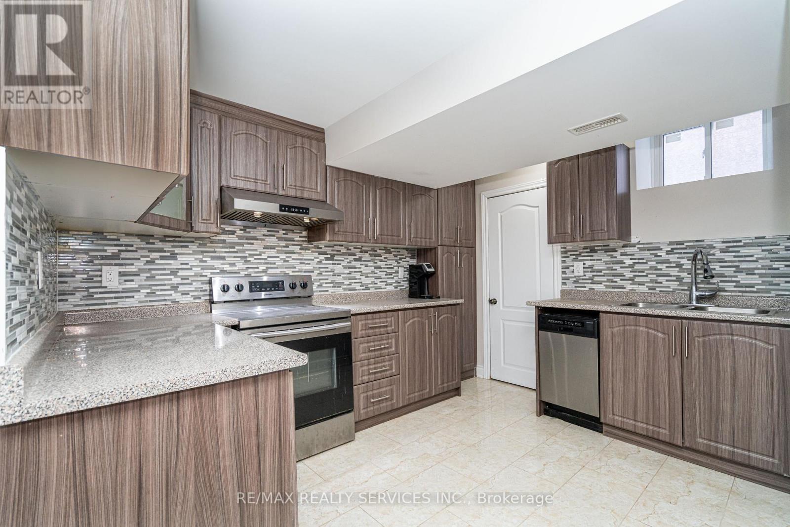 52 Mount Royal Circle, Brampton, Ontario  L6P 2K4 - Photo 27 - W12989810