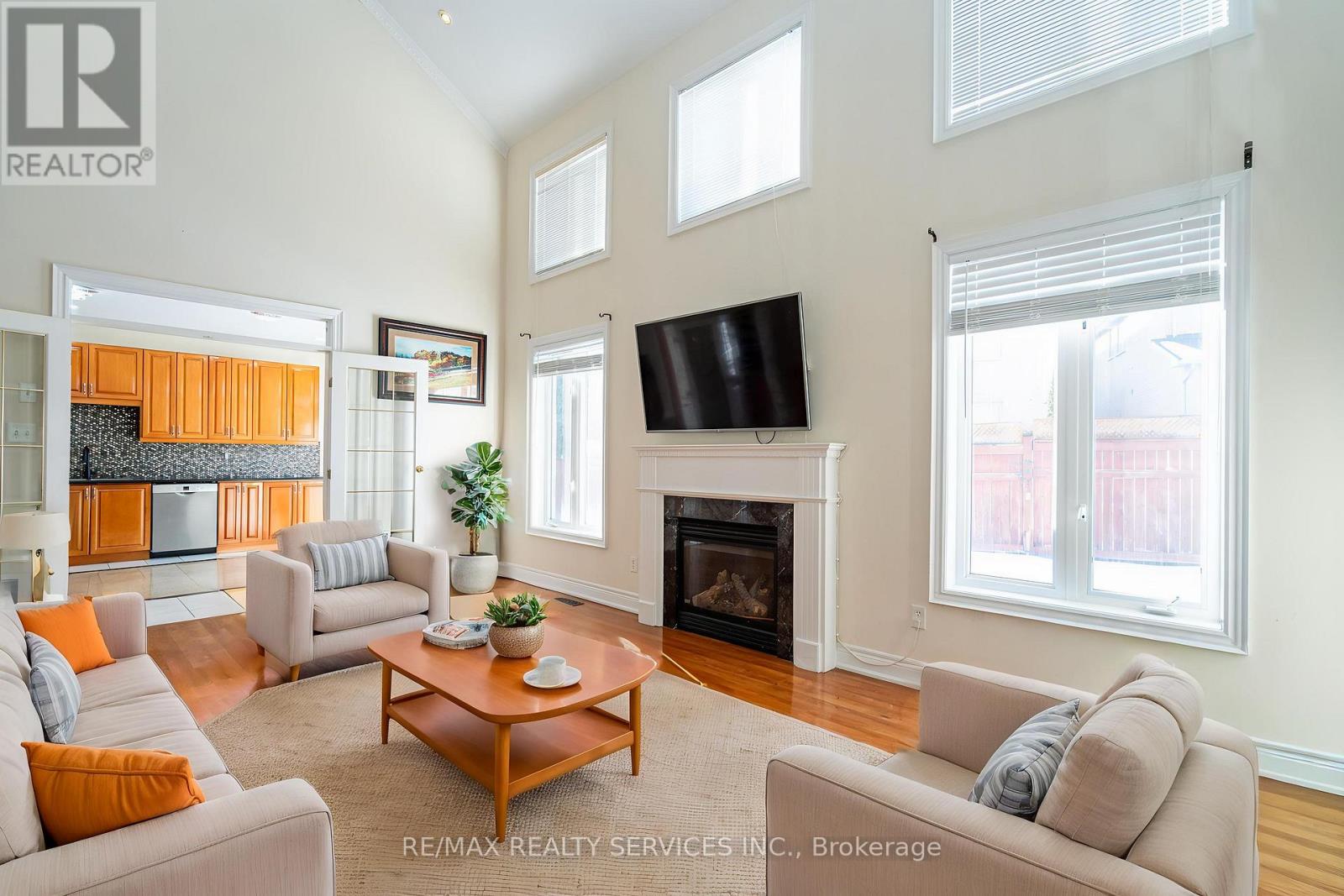 52 Mount Royal Circle, Brampton, Ontario  L6P 2K4 - Photo 3 - W12989810