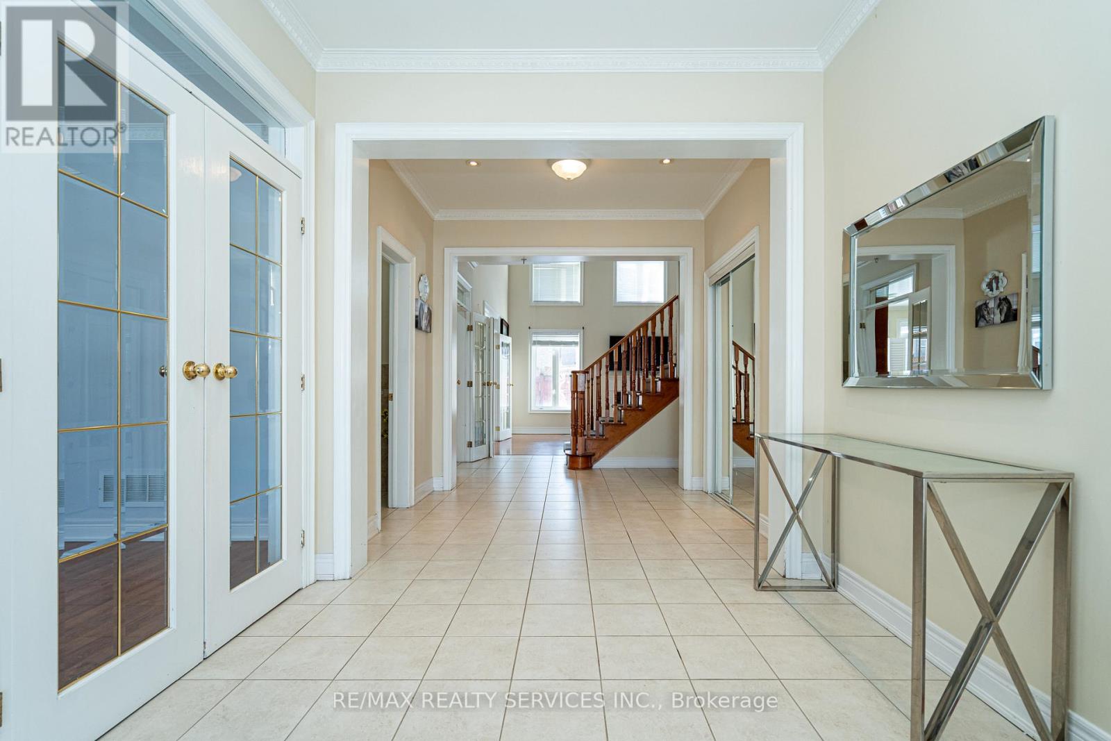 52 Mount Royal Circle, Brampton, Ontario  L6P 2K4 - Photo 5 - W12989810