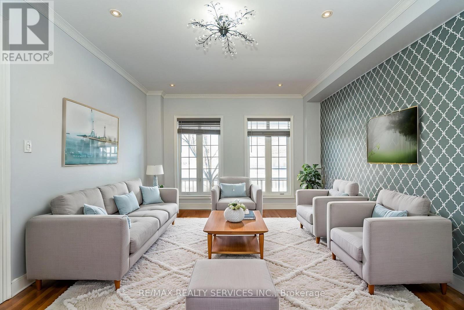 52 Mount Royal Circle, Brampton, Ontario  L6P 2K4 - Photo 6 - W12989810