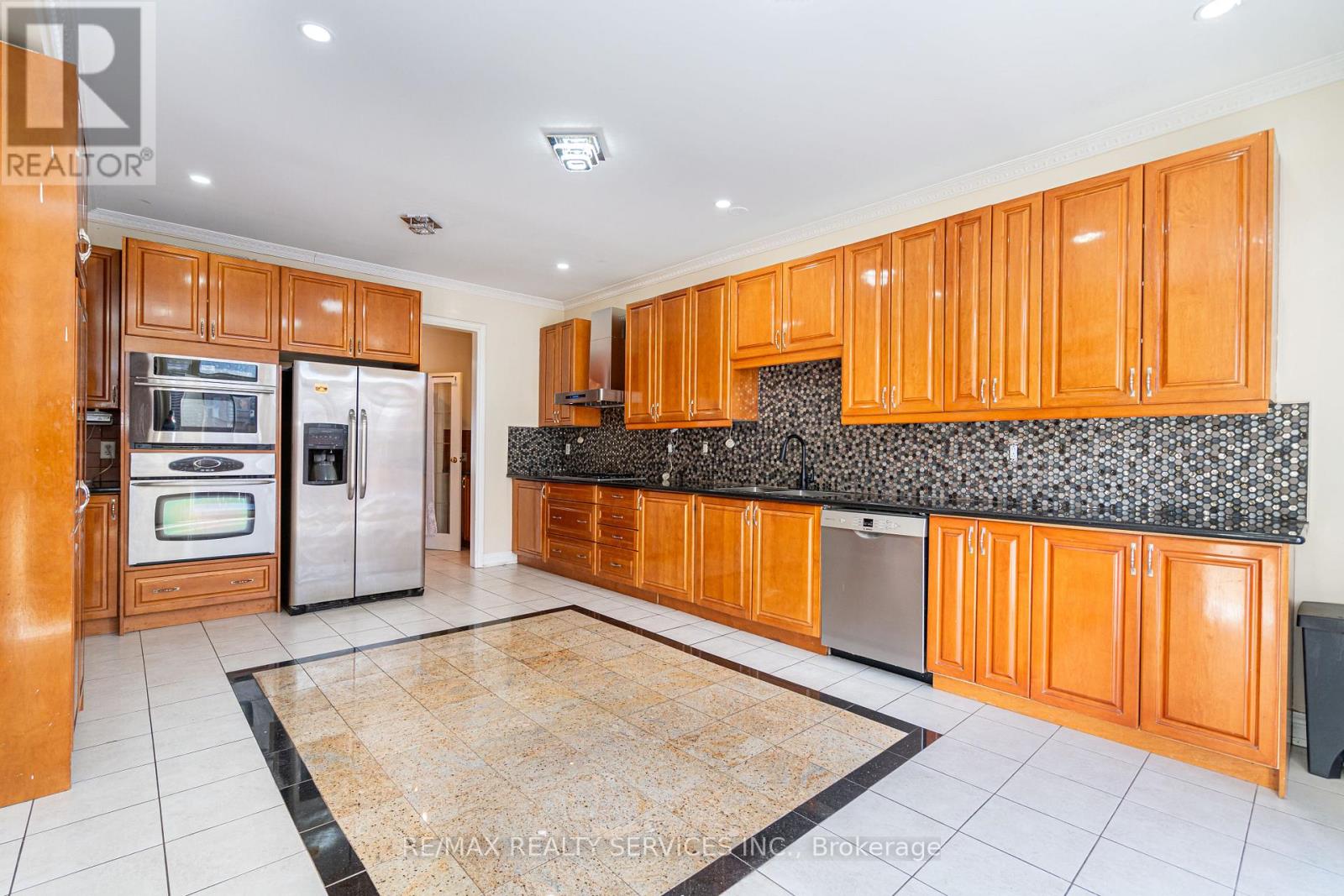 52 Mount Royal Circle, Brampton, Ontario  L6P 2K4 - Photo 8 - W12989810