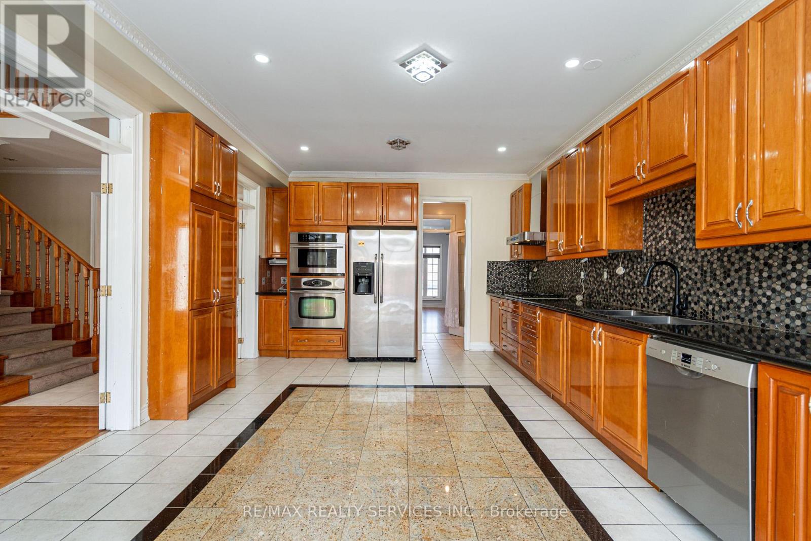 52 Mount Royal Circle, Brampton, Ontario  L6P 2K4 - Photo 9 - W12989810