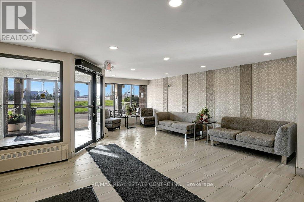 107 - 1100 Courtland Avenue E, Kitchener, Ontario  N2C 2H9 - Photo 2 - X12989668