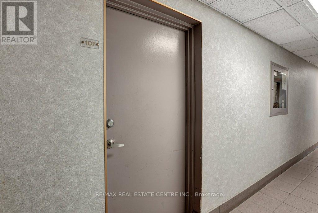 107 - 1100 Courtland Avenue E, Kitchener, Ontario  N2C 2H9 - Photo 3 - X12989668