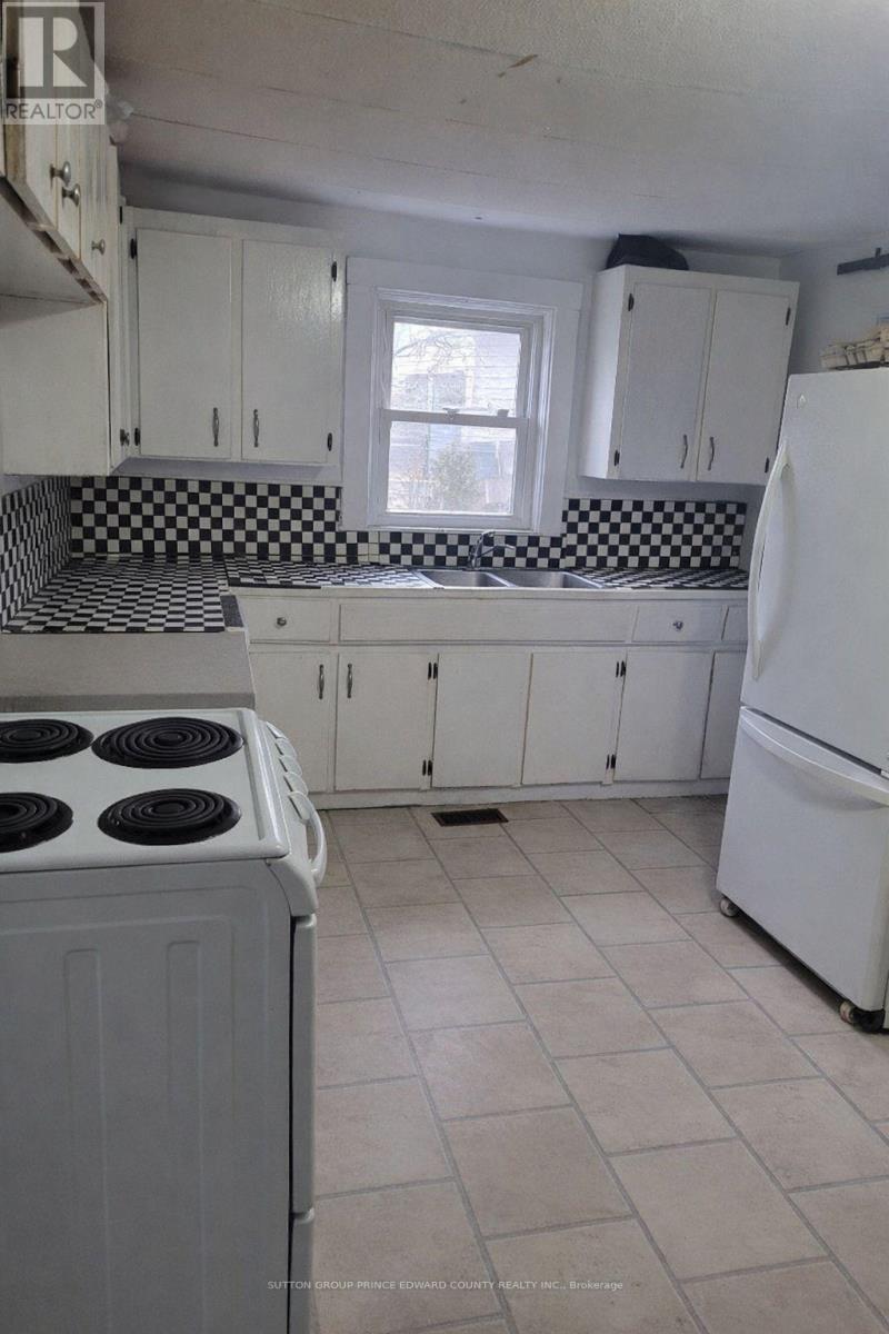 11 Low Street, Prince Edward County (Picton Ward), Ontario  K0K 2T0 - Photo 9 - X12496534