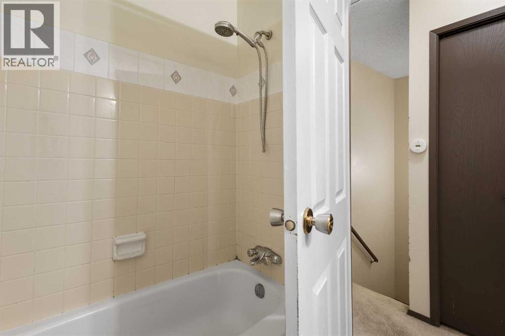 355 Georgian Villas, Calgary, Alberta  T2A 7C7 - Photo 14 - A2284889